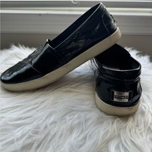 Tom’s canvas shoes